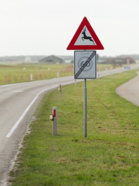 geyik için trafik işareti geçmek
