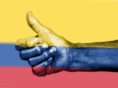 f içinde sarılı işareti, yaşasın vererek artrit ile yaşlı kadın