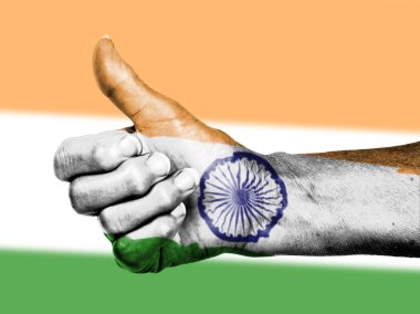 f içinde sarılı işareti, yaşasın vererek artrit ile yaşlı kadın