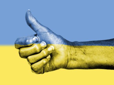 f içinde sarılı işareti, yaşasın vererek artrit ile yaşlı kadın