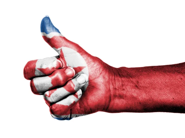 Старуха с артритом подает большой палец вверх знак, завернутый в f — стоковое фото