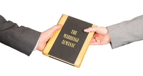 Uomo e donna con un almanacco matrimoniale — Foto Stock