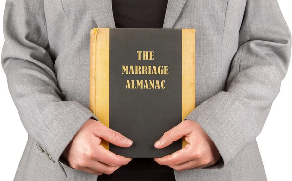Donna con un almanacco matrimoniale — Foto Stock