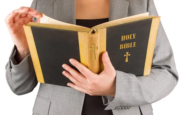 Mujer en traje de negocios está leyendo una Biblia sagrada — Foto de Stock