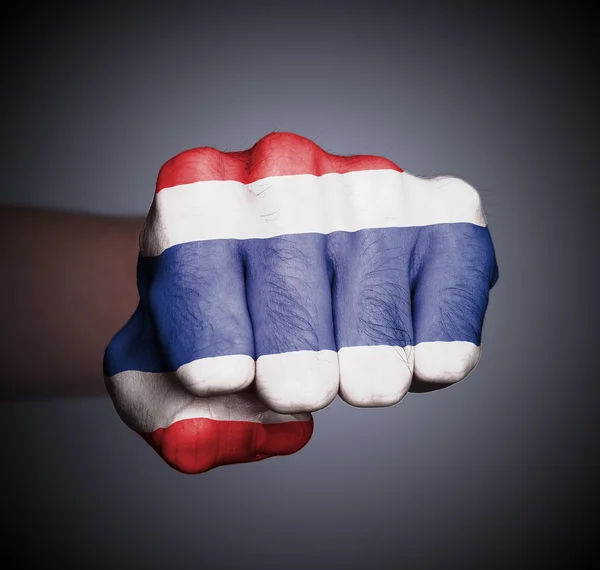 Hand van een oude vrouw, omwikkeld met een patroon van de vlag van viet — Stockfoto