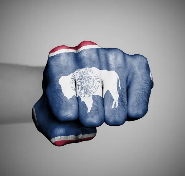 アメリカ合衆国、ワイオミング州の旗で拳 — ストック写真