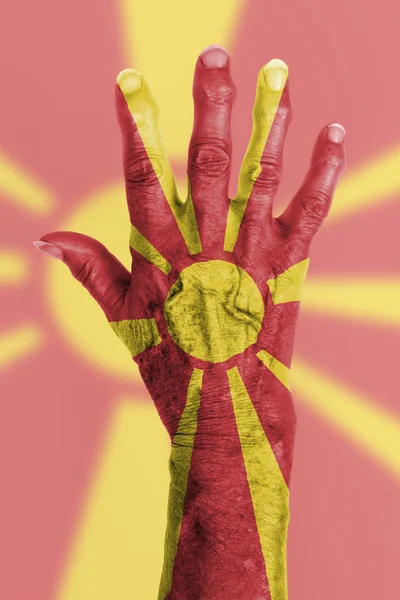 มือของหญิงชราห่อด้วยธง — ภาพถ่ายสต็อก