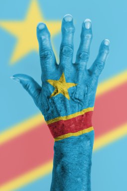 artrit olan yaşlı bir kadın eli