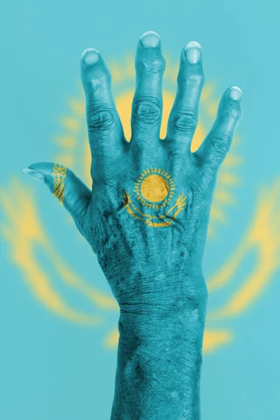 Hand van een oude vrouw met artritis — Stockfoto