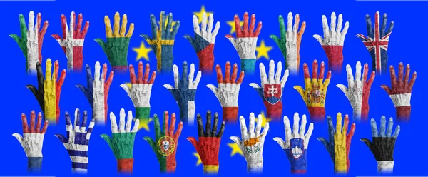 Händer med flaggan målning av de eu-länder — Stockfoto