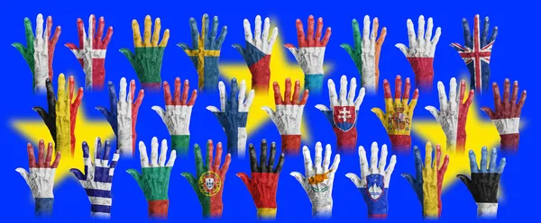 Mãos com pintura de bandeira da UE-coutries — Fotografia de Stock