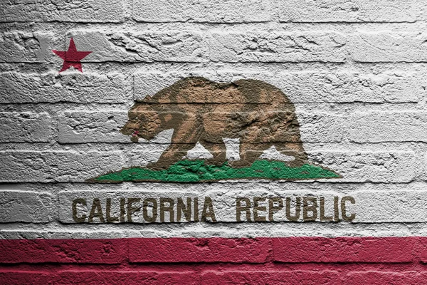 Brick wall with a painting of a flag, California — Stock Photo, Image