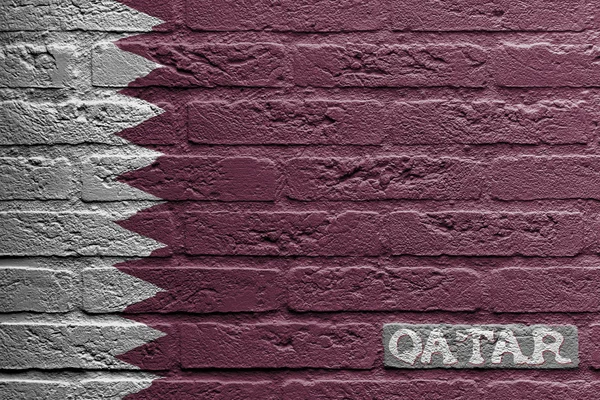 Ziegelsteinmauer mit einem Bild einer Flagge, Katar — Stockfoto