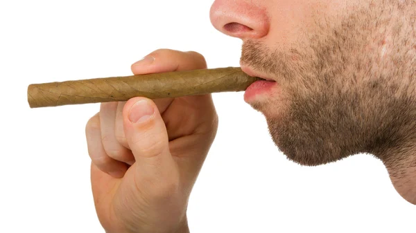 Man med skägg håller en oanvänd cigarr — Stockfoto