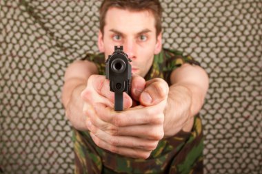 kamuflaj yelek askeri bir silah düzenliyor