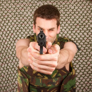 kamuflaj yelek askeri bir silah düzenliyor