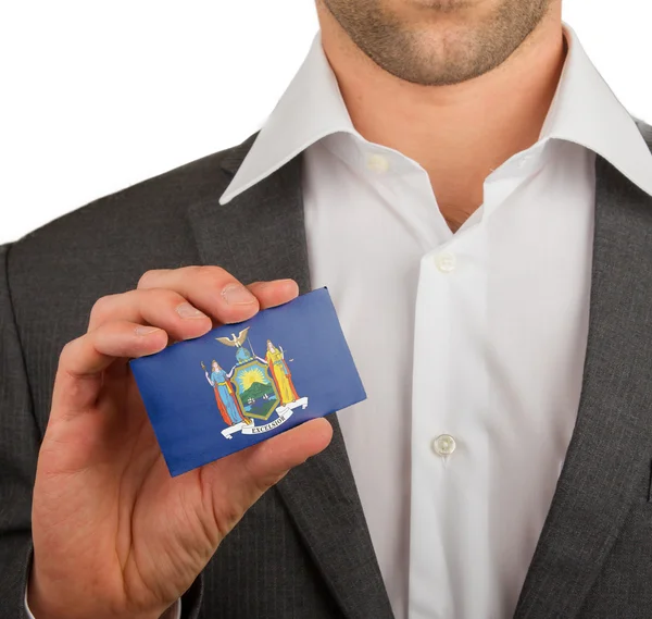 Empresário está segurando um cartão de visita, Nova York — Fotografia de Stock