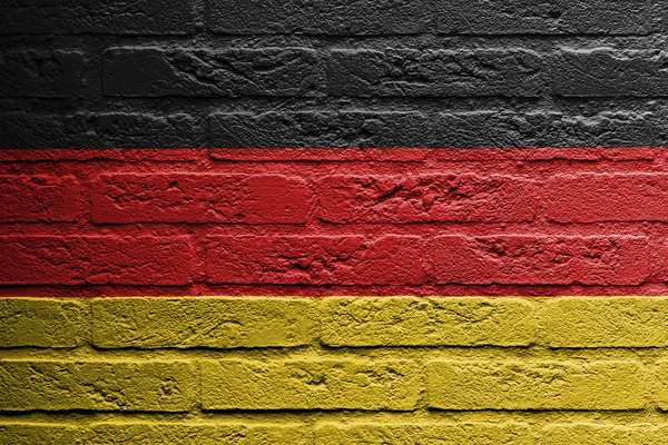 Ziegelwand mit einem Bild einer Flagge — Stockfoto