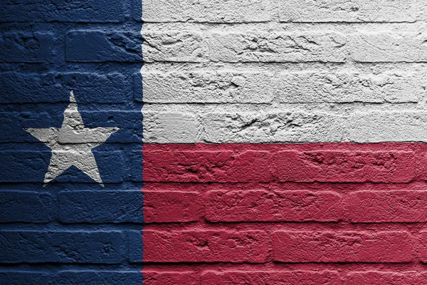 Tegelvägg med en målning av en flagga, texas — Stockfoto