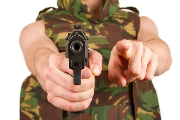 Soldaat in camouflage vest houdt een pistool — Stockfoto