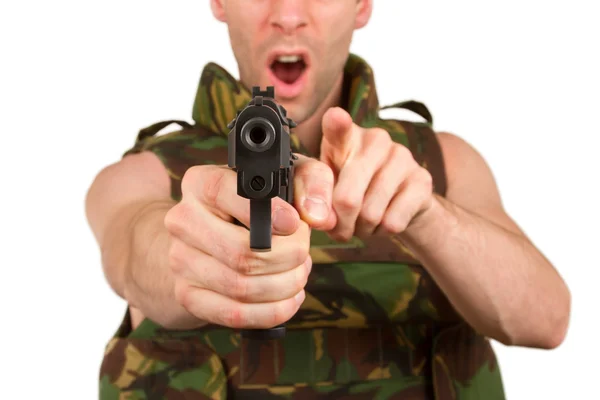 Sotilas naamioliiveissä pitelee asetta. — kuvapankkivalokuva