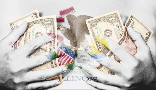 汗的女孩覆盖她的乳房用钱，伊利诺伊州旗 — 图库照片