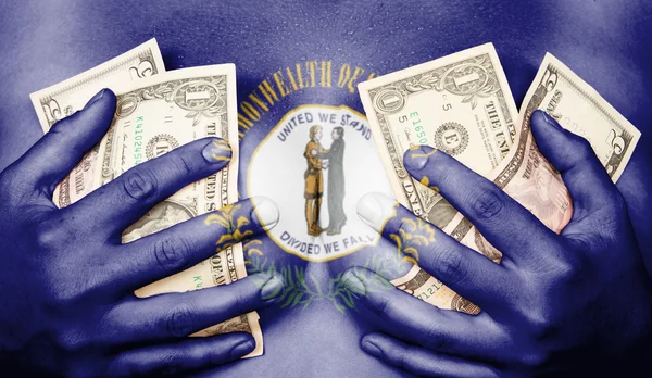 Dívka zpocený zahrnuty její prsa s penězi, vlajka kentucky — Stock fotografie