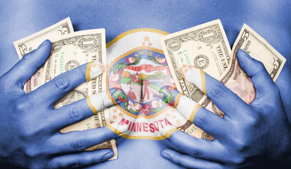 Chica sudorosa se cubrió el pecho con dinero, bandera de Minnesota — Foto de Stock