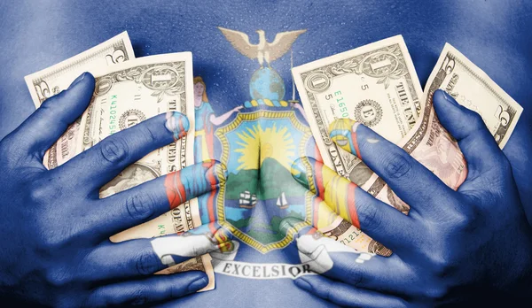 Chica sudorosa se cubrió el pecho con dinero, bandera de Nueva York — Foto de Stock