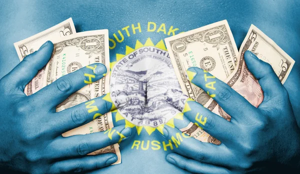 Zweterige meisje vallen haar borst met geld, vlag van Zuid-dakota — Stockfoto