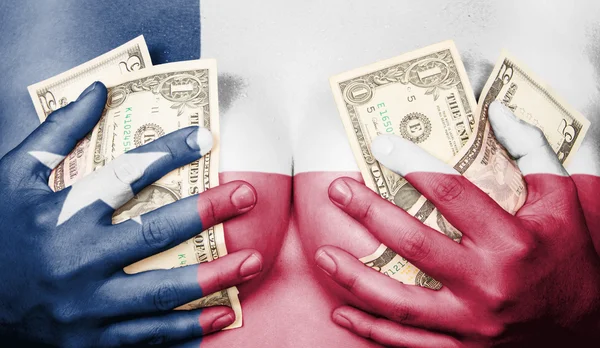 Chica sudorosa se cubrió el pecho con dinero, bandera de Texas — Foto de Stock