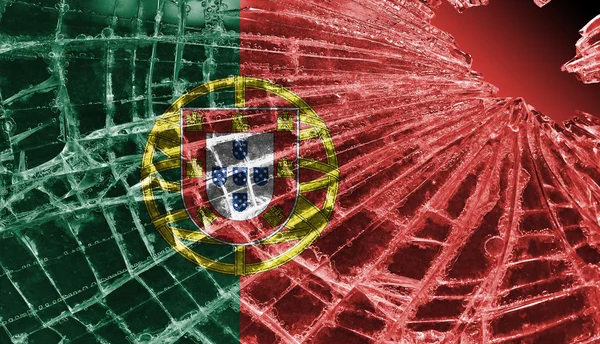 Разбитый лед или стекло с рисунком флага, Португалия — стоковое фото