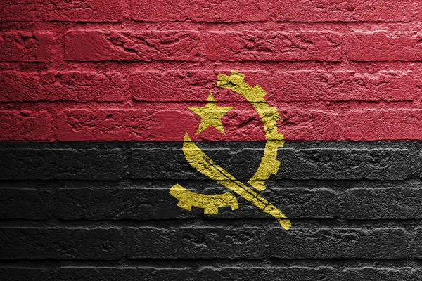 Tegelvägg med en målning av en flagga, angola — Stockfoto