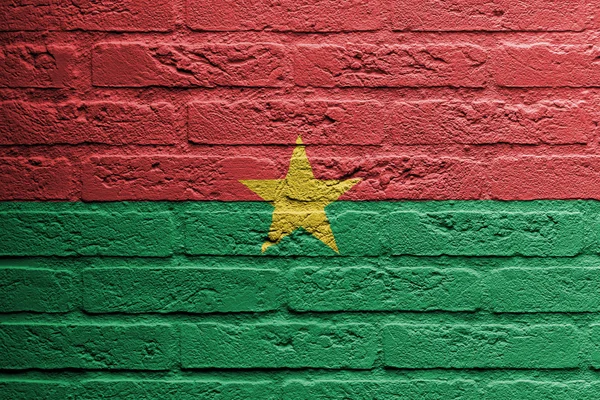 Ziegelwand mit einem Bild einer Flagge, Burkina faso — Stockfoto