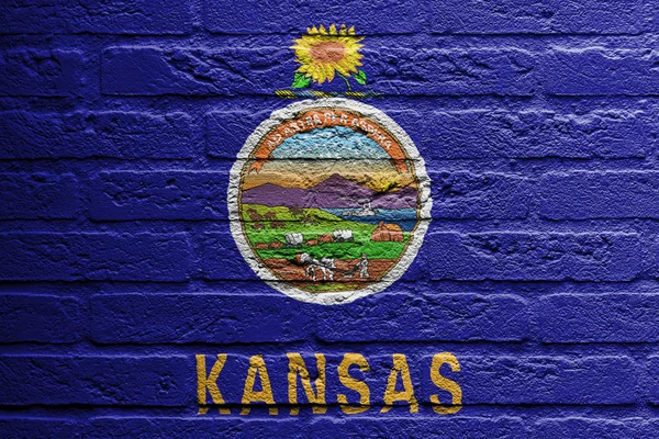 Mur de briques avec une peinture d'un drapeau, Kansas — Photo