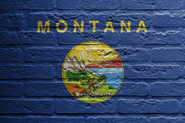 Parede de tijolo com uma pintura de uma bandeira, Montana — Fotografia de Stock