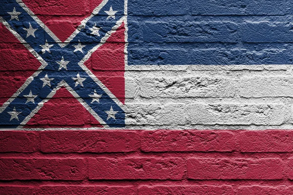 Muro de ladrillo con una pintura de una bandera, Mississippi — Foto de Stock