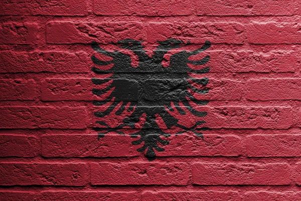 Muro de ladrillo con una pintura de una bandera, Albania —  Fotos de Stock