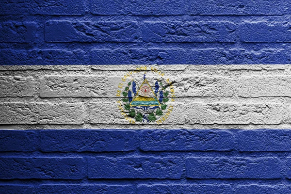 Ziegelsteinmauer mit einem Gemälde einer Flagge, el salvador — Stockfoto