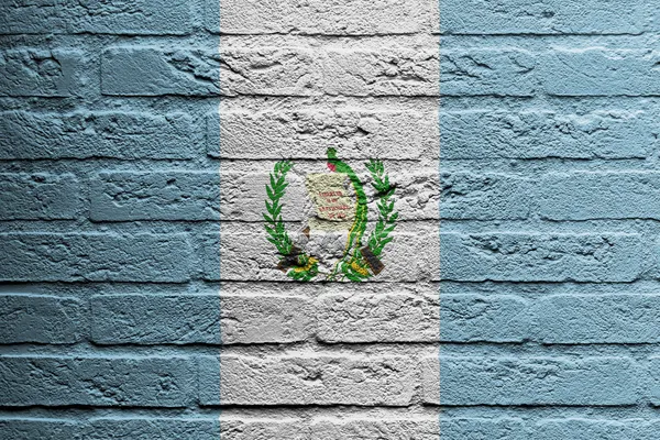 Bakstenen muur met een schilderij van een vlag, guatemala — Stockfoto