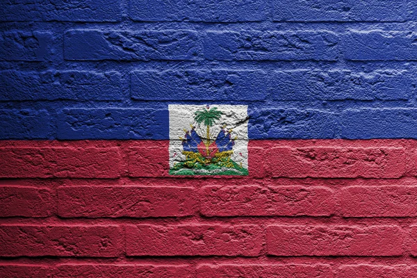 Bakstenen muur met een schilderij van een vlag, Haïti — Stockfoto