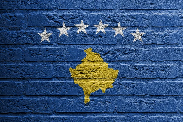 Parede de tijolo com uma pintura de uma bandeira, Kosovo — Fotografia de Stock