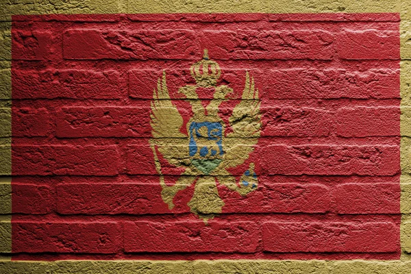 Кирпичная стена с изображением флага, Черногория — стоковое фото