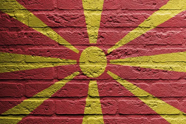 Zid de cărămidă cu o pictură a unui steag, Macedonia — Fotografie, imagine de stoc