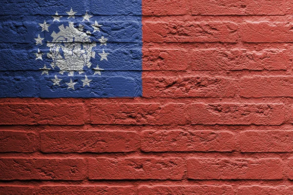 Bakstenen muur met een schilderij van een vlag, myanmar — Stockfoto