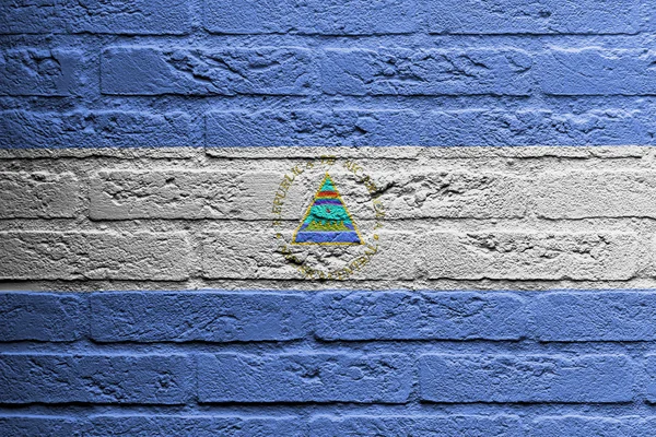 Bakstenen muur met een schilderij van een vlag, nicaragua — Stockfoto