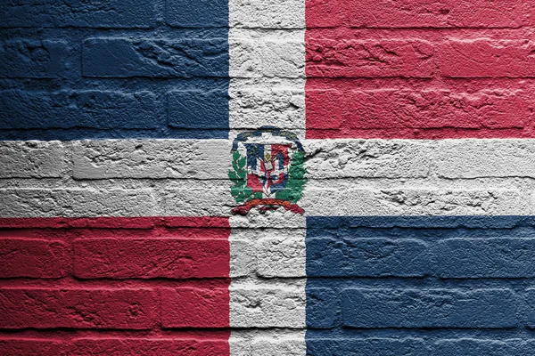 Muro de ladrillo con una pintura de una bandera, la república dominicana — Foto de Stock