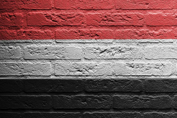 Muro de ladrillo con una pintura de una bandera, Yemen — Foto de Stock