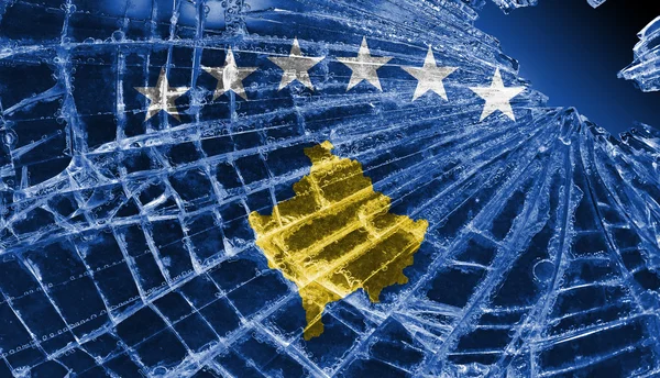Gebroken glas of ijs met een vlag, kosovo — Stockfoto