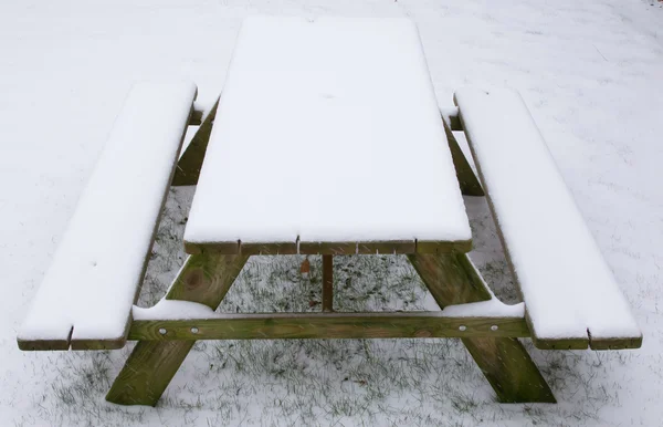 Picknick tafel bedekt met sneeuw — Stockfoto